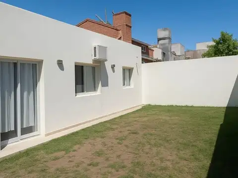 Casa 7 ambientes con 2 baños