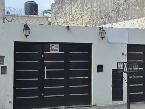 PROPIEDAD CÉNTRICA CON un monoambiente con garaje