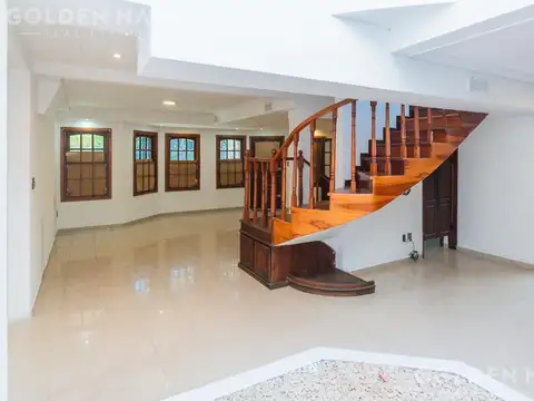 Casa en Venta con 3 cocheras