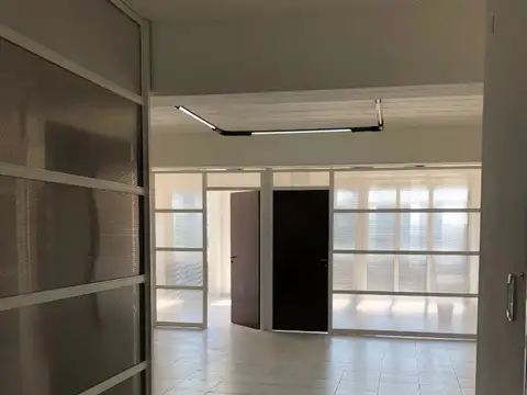 Oficina con vista privilegiada a la plaza central – 86 m² funcionales y versátiles