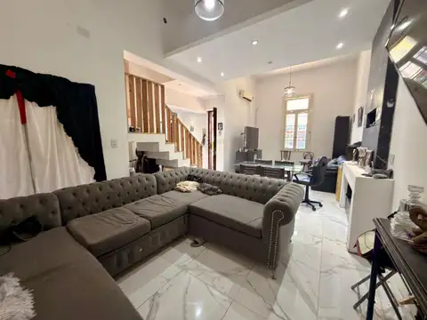 Hermosa Casa De 4 Ambientes En Floresta Lote 8,66 X 8,66 Con Terraza. Tiene Algunos Detalles Por Terminar