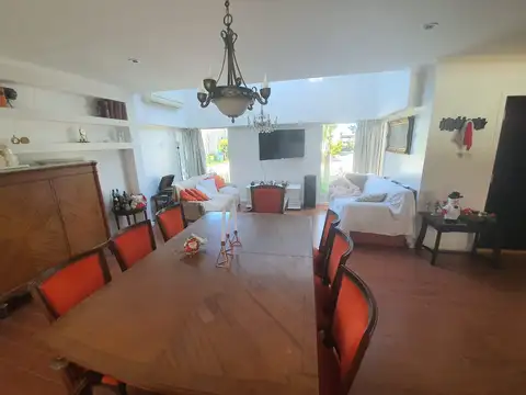 Casa en Alquiler con 1 cochera