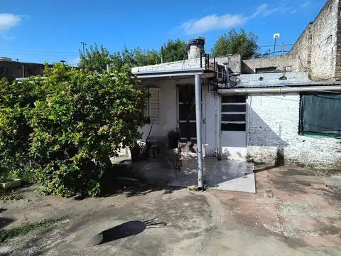 Venta terreno con casa y locales en Chivilcoy