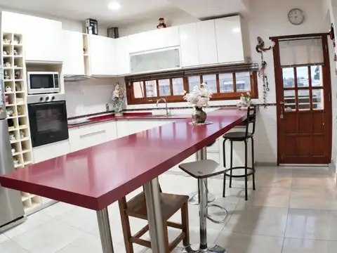 Casa 7 ambientes con 3 baños