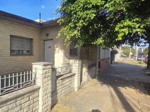CASA 3 AMBIENTES CON PATIO Y PARRILLA, MUY BUENA ILUMINACIÓN NATURAL  