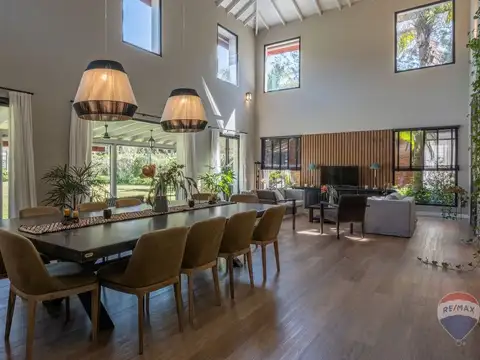 Casa en Venta con 6 cocheras