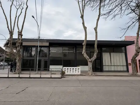 importante local en alquiler en la mejor esquina de guemes
