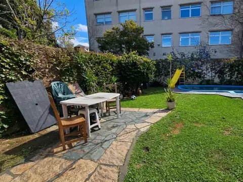 CASA  (EN PH) DE 5 AMBIENTES CON JARDIN O FONDO Y PILETA EN VENTA. MARTINEZ