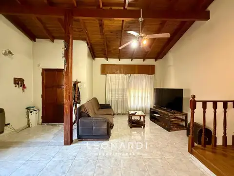 Casa 6 ambientes con 2 baños