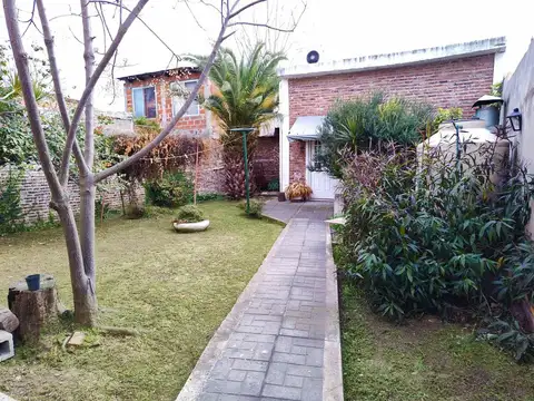 Casa a reciclar p/ 2 familias. Bernal O. Permuta!