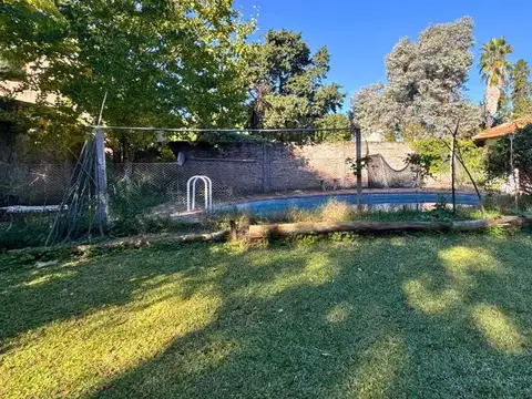 Casa en Venta con 3 cocheras
