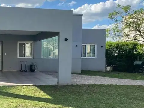 RBS. EN VENTA, DIVINA CASA EN SANTA GUADALUPE, PILAR DEL EST