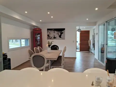 Casa en finca de alvarez, de 4 ambientes muy muy luminoso