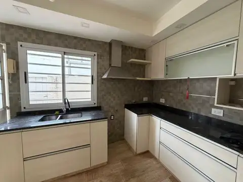 Casa en Alquiler con 1 cochera