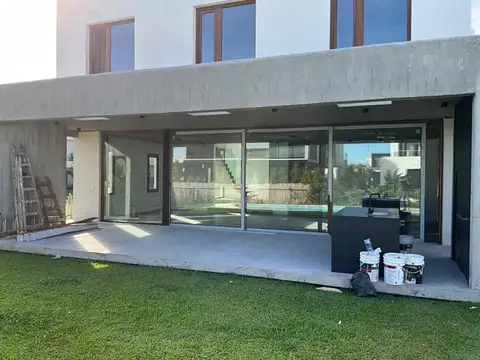 Impecable casa a estrenar