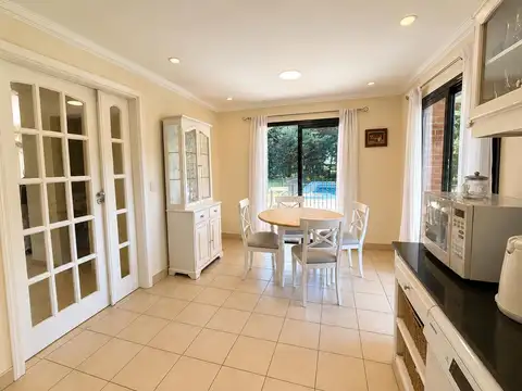 Casa en Alquiler con 2 cocheras