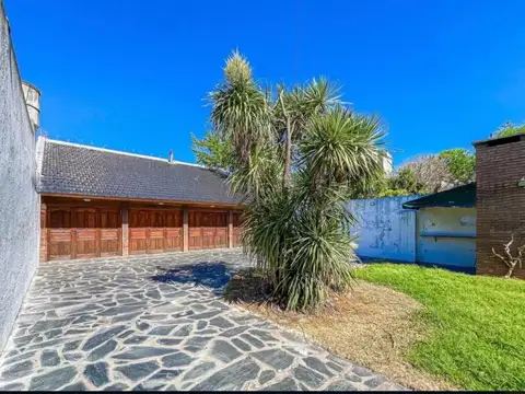 Casa en Alquiler con 5 cocheras