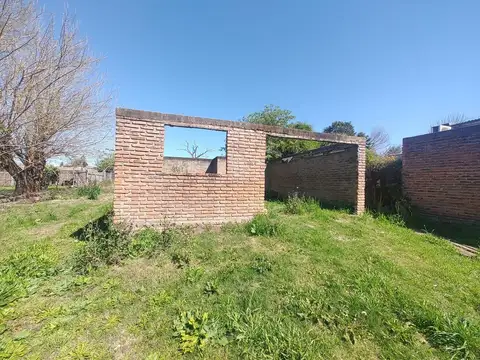CASA ZONA BARRIO OBRERO CON AMPLIO TERRENO