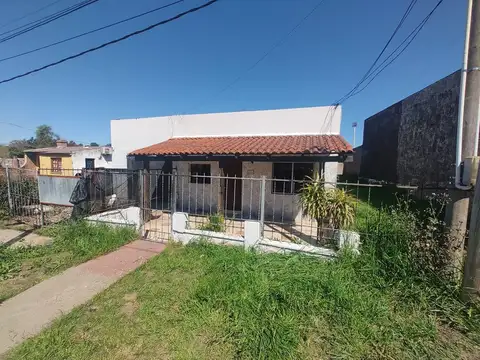 CASA ZONA BARRIO OBRERO CON AMPLIO TERRENO