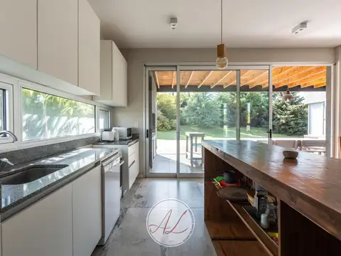 Casa 5 ambientes con 3 baños