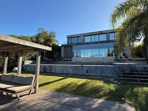 Casa 5 ambientes con 4 baños