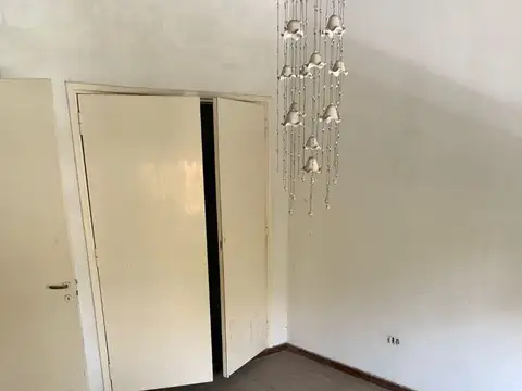 CHALET 4 AMBIENTES A RECICLAR  CON  DEPOSITO O FABRICA AL FONDO