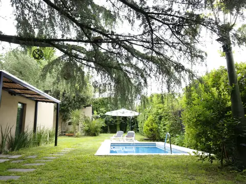 Casa en venta en City Bell de 2 dormitorios con parque, pileta y Departamento in