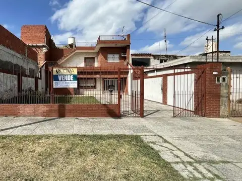 Casa 4 Amb. con Gran Jardín y Quincho (Lote 380m²) - San Justo