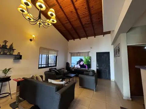 Casa 4 ambientes con 2 baños