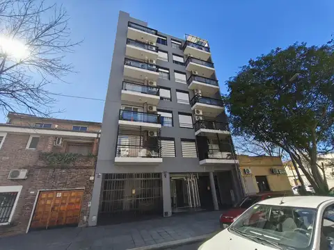 Departamento CON RENTA de 1 ambiente con balcón al contra frente luminoso y divisible