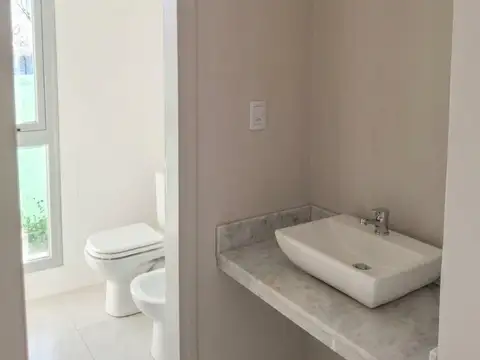 Casa en Venta con 3 cocheras