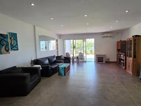 Casa 4 ambientes con 4 baños