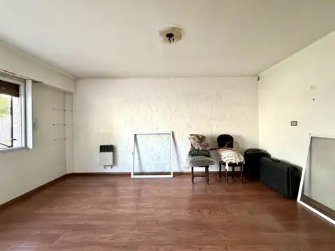 Casa 8 ambientes con 2 baños