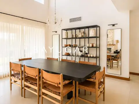 Casa 9 ambientes con 5 baños