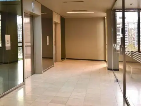 Oficina en Alquiler con 4 cocheras