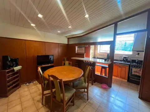 Venta Amplia de Casa de Dos Dormitorios (153m2)