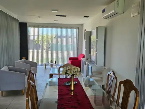 Casa en Alquiler con 2 cocheras