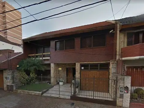 *EXCELENTE CHALET DE 7 AMB. SOBRE LOTE DE 10,50 x 22 *GARAGE PARA 4 AUTOS