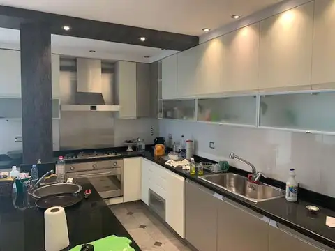 Casa en Venta con 4 cocheras