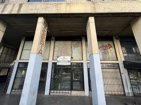 Venta 3 locales en block 100 m2 sobre Av. Soldado de la Frontera - Lugano IyII Edif 24