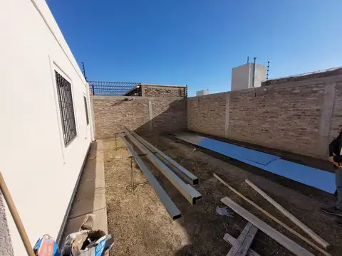 Casa en Alquiler con 2 cocheras