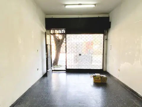 Muy buen local con baño de 4 metros de frente por 7 metros de fondo