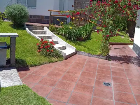 EN VENTA Casa / Chalet de 3 amb. + Cabaña de 2 amb. c/cochera en Zona Centro