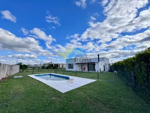 Venta de casa con pileta en San Ramiro - Pilar del Este