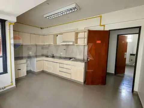 Oficina y consultorios en zona céntrica