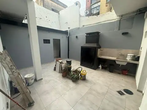 Hermoso PH tres ambientes con patio y parrilla