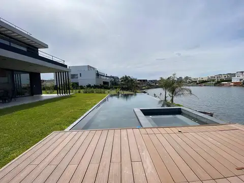 Casa 8 ambientes con 5 baños