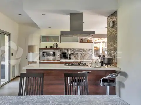 Casa en venta, 4 dormitorios, escritorio y jardín con pileta.