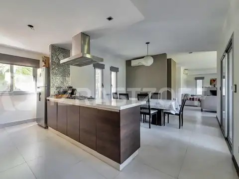 Casa en venta, 4 dormitorios, escritorio y jardín con pileta.