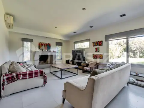 Casa 7 ambientes con 2 baños